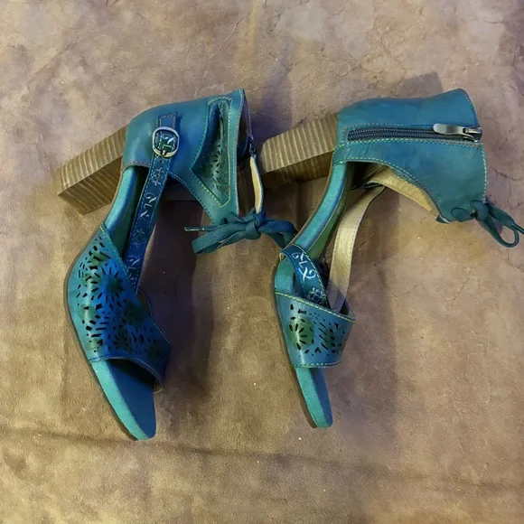 Chic Green Sandals with Floral Cutouts - Picture 3 of 5